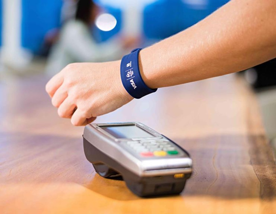 Realidade virtual, pagamento com wearable: a tecnologia na Olimpíada Pulseira Bradesco Visa faz transação financeira por NFC (Near Field Communication), uma tecnologia que começou a ser usada em alguns lugares do mundo | Divulgação
/Visa-Bradesco