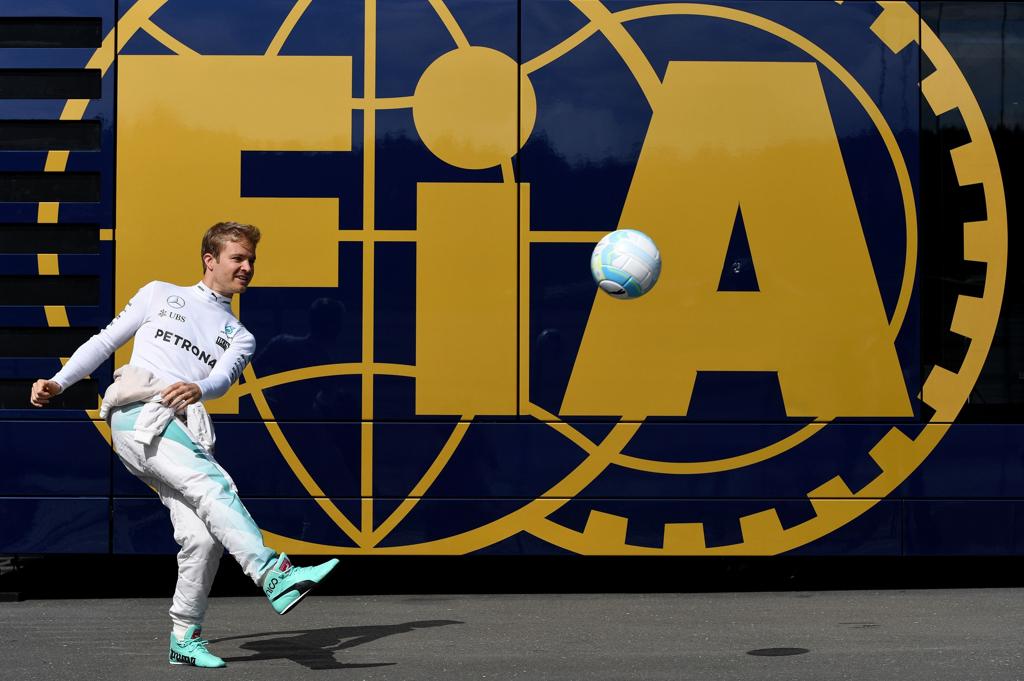 Rosberg aproveita para bater uma bolinha antes de ir para a pista na Áustria. | Andrej Isakovic/AFP