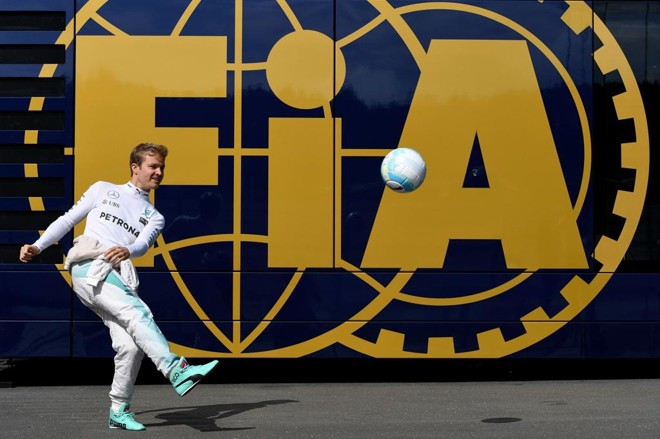 Rosberg aproveita para bater uma bolinha antes de ir para a pista na Áustria. | Andrej Isakovic/AFP