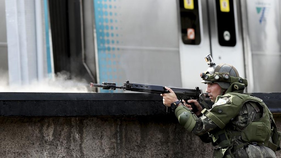 Exército faz simulação de ataque terrorista na estação de trem no Rio de Janeiro. | Luciano Belford/Frame Photo/Folhapress