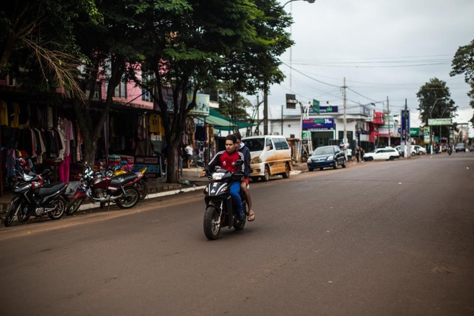 Guaíra, na divida com o município gêmeo Salto do Guairá, no Paraguai. Índice de homicídio na cidade paranaense é bem maior que a média nacional,  99,6 vítimas a cada 100 mil pessoas ante 27,7 a cada 100 mil no Brasil. | Brunno Covello/Arquivo/Gazeta do Povo