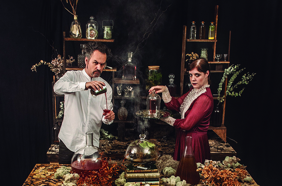 DRINKS MÁGICOS - Renato Larini e Néli Pereira saíram de Curitiba e criaram um mundo à parte em São Paulo. Meio mágico, meio alternativo, o Espaço Zebra, no Bixiga, abriga o atelier e marcenaria de Renato, uma galeria de arte, um espaço com mesas e cozinha - onde dá para comer o curitibaníssimo pão com bolinho de carne – e a mais nova empreitada do casal, o Apotecário, um verdadeiro laboratório de drinks. Néli, que é jornalista e trabalha na BBC Brasil, estuda o assunto com afinco e oferece suas “poções mágicas” em noites especiais. | Renato Larini