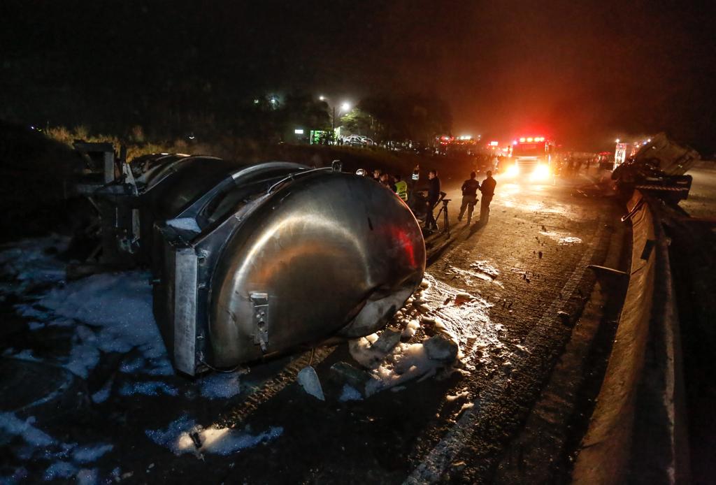 Acidente aconteceu no domingo perto de Morretes. Doze carros foram atingidos. | Daniel Castellano/Gazeta do Povo