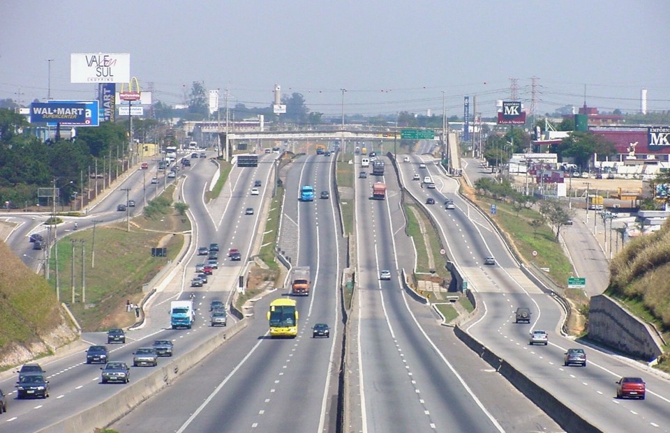 Rodovia Presidente Dutra, que liga Rio de Janeiro e São Paulo | Carlos de Paula/Wikimedia Commons/