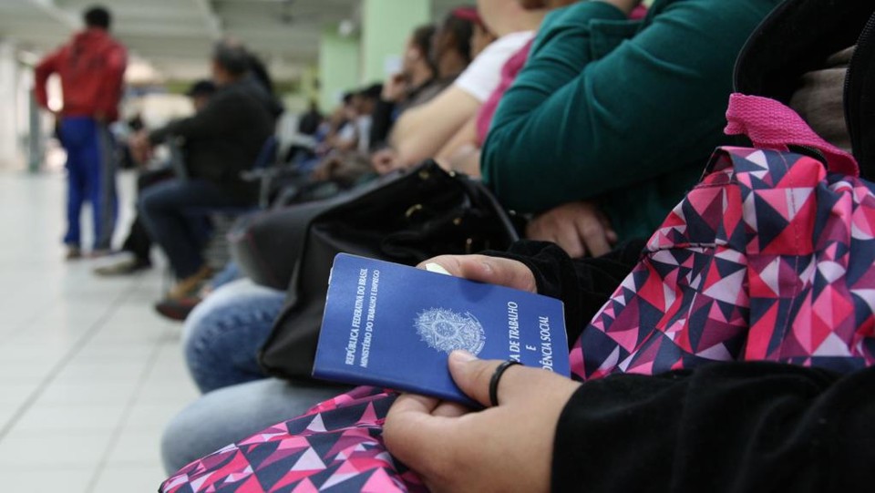 Todos os dias, centenas de pessoas procuram as agências do trabalhador. | Aniele Nascimento/Gazeta do Povo