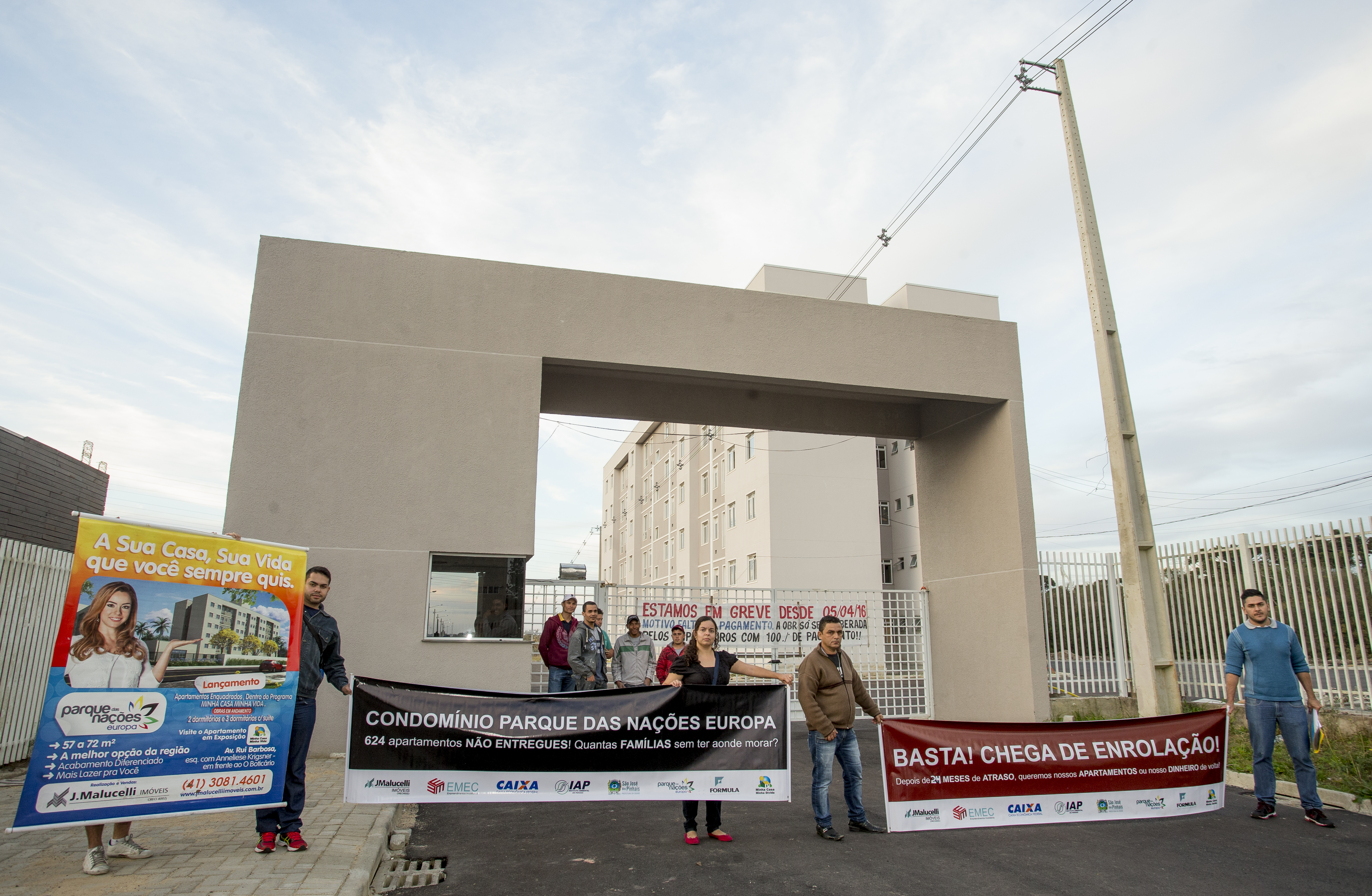 Protesto dos compradores em frente ao empreendimento | Hugo Harada/Gazeta do Povo