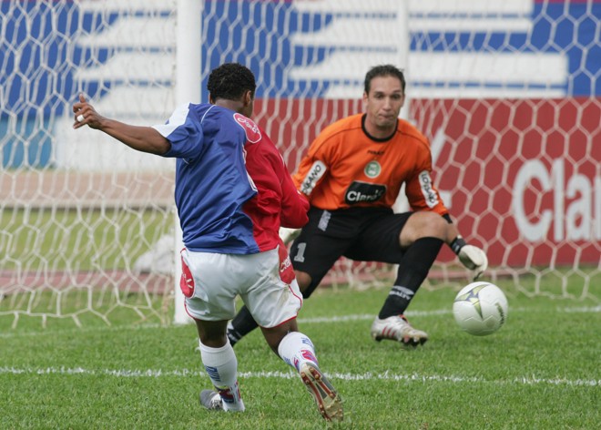 Goleiro defende chute do paranista Edinho, em 2005. | ALBARI ROSA/Gazeta do Povo