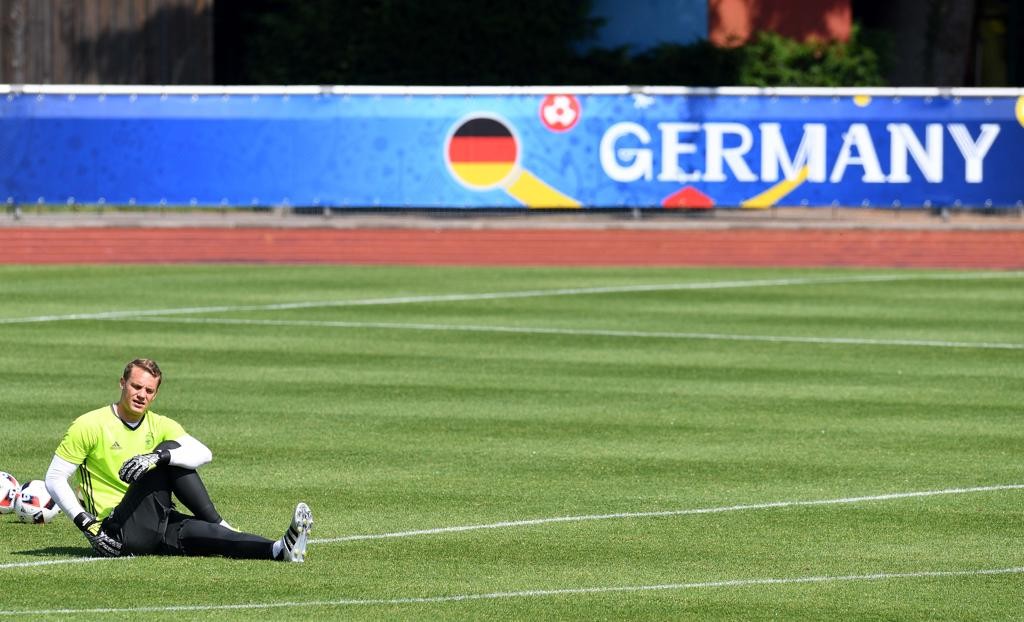 Manuel Neuer, goleiro da Alemanha, se prepara para o duelo com a Itália, em Bordeaux.