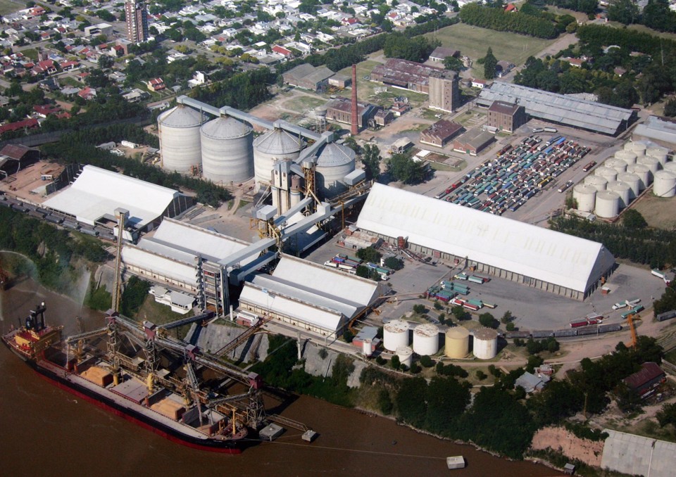 Porto de San Lorenzo, na Argentina. Cooperativa utiliza hidrovia para escoar a produção; mais econômico, sistema pode viabilizar preços melhores aos produtores. | CHRISTIAN RIZZI/CHRISTIAN RIZZI