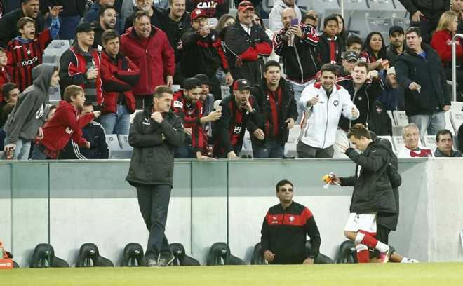 Dagoberto foi substituído no segundo tempo e foi para o banco sendo xingado pelos atleticanos. | Hugo Harada/Gazeta do Povo