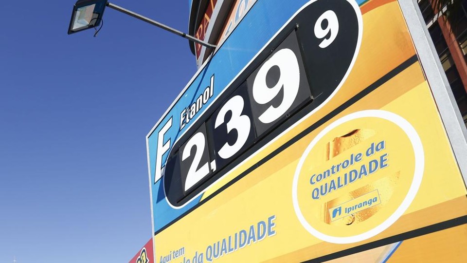 Posto exibe o preço dos combustíveis com três casas de centavo | Felipe Rosa/Tribuna do Paraná