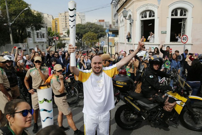 Jornalista da Gazeta do Povo, Renyere Trovão, fez o roteiro no Centro. | Jonatham Campos/Gazeta do Povo