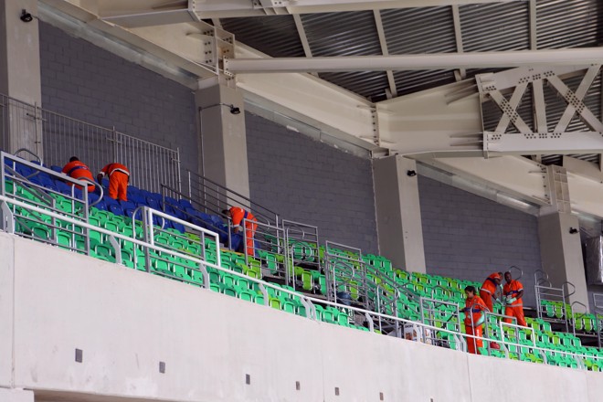 Funcionários da limpeza pública do Rio tiram o pó da obra do Velódromo do Rio. | Albari Rosa/Gazeta do Povo