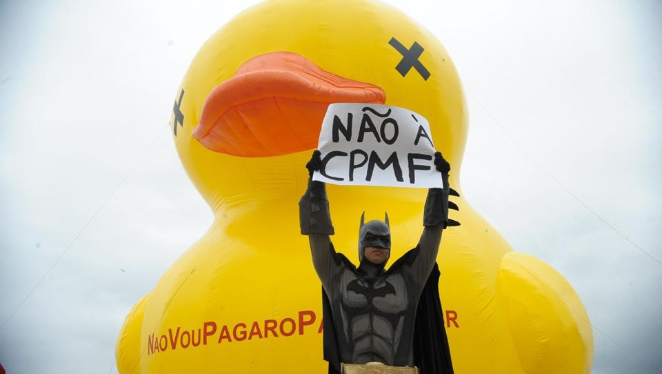 Protesto contra a CPMF, em 2015: governo desistiu do tributo, por enquanto. | Tânia Rêgo/ Agência Brasil/Fotos Públicas