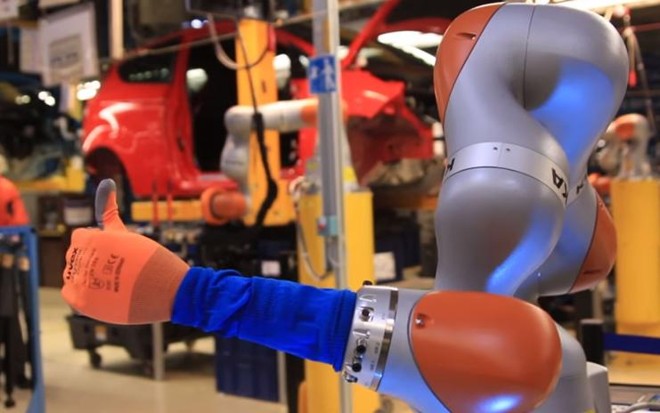 Segundo a Ford, os co-bots são máquinas “super-sensíveis” | Divulgação/Ford