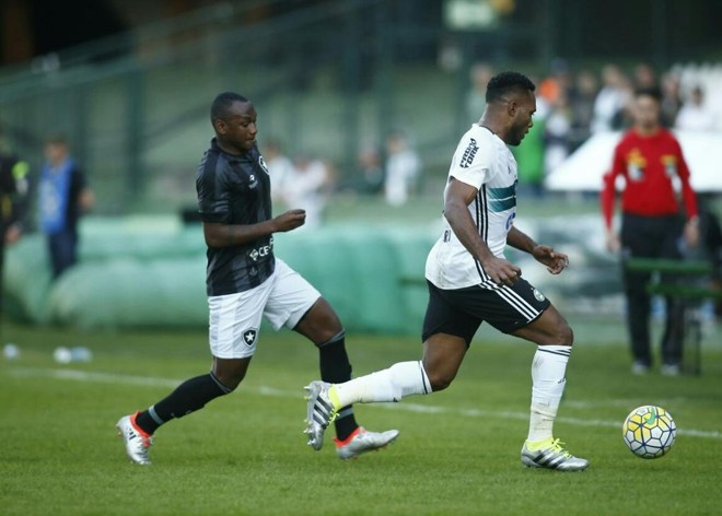 Luccas Claro tenta segurar ataque do Botafogo. | Marcelo Andrade/Gazeta do Povo
