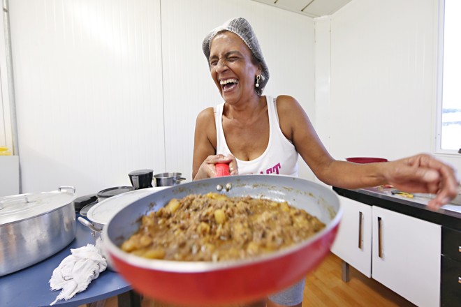 Cozinheira Sueli Ferreira Campos tem servido pratos feitos na Vila Autódromo aos trabalhadores que fogem dos preços altos da comida no Parque Olímpico. | Albari Rosa/Gazeta do Povo