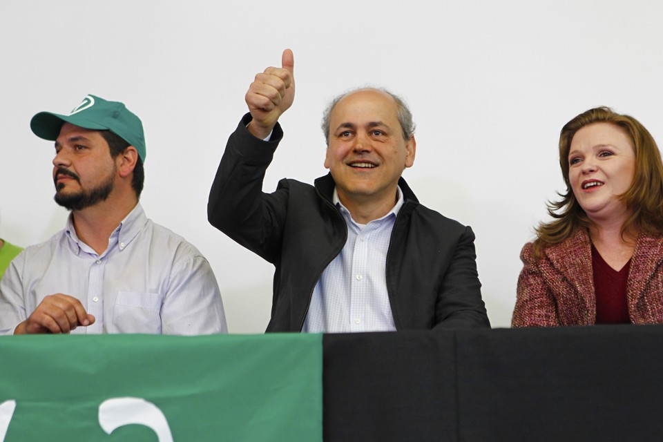 Fruet entre Chico do PV, presidente estadual do partido, e a deputada federal verde Leandre. | Antônio More/Gazeta do Povo