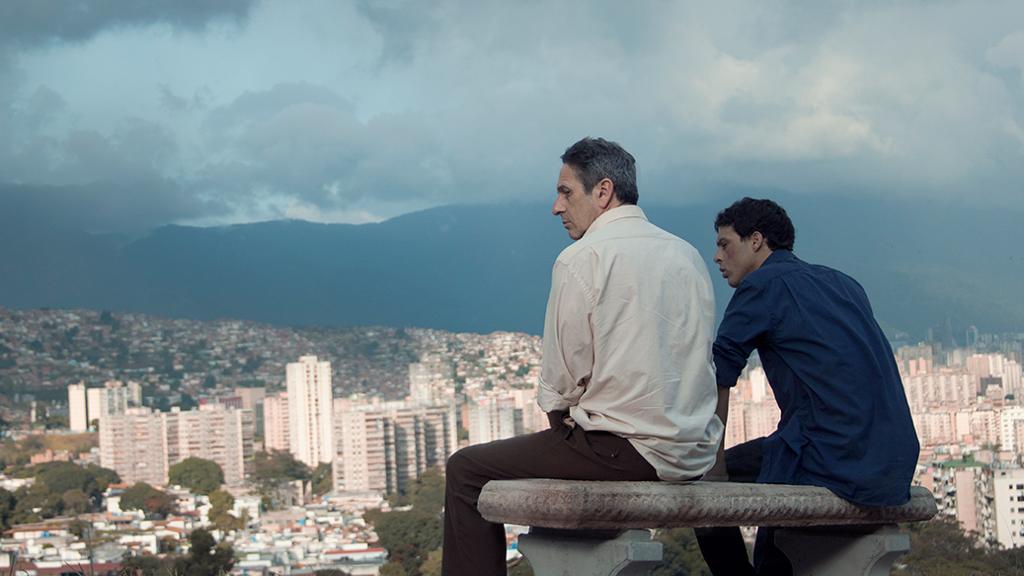 O ator chileno Alfredo Castro (esq) interpreta um homem de meia-idade que contrata jovens para saciar seu voyeurismo. | /Divulgação