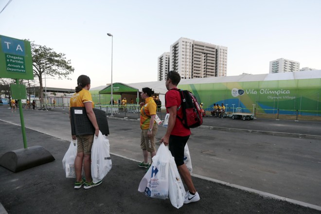 Atleta do Canadá entra na Vila Olímpica com produtos de higiene e limpeza, como papel higiênico. | Albari Rosa/Gazeta do Povo