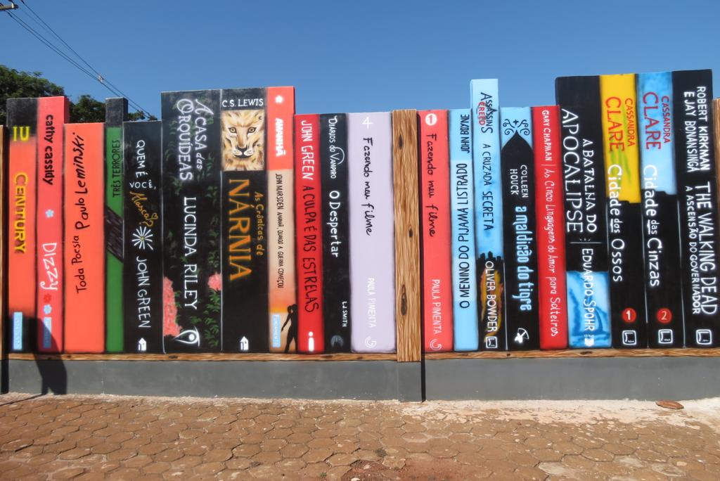 Lombadas de livros dominam os muros do Colégio Martin Luther, em Marechal Cândido Rondon | O Presente/