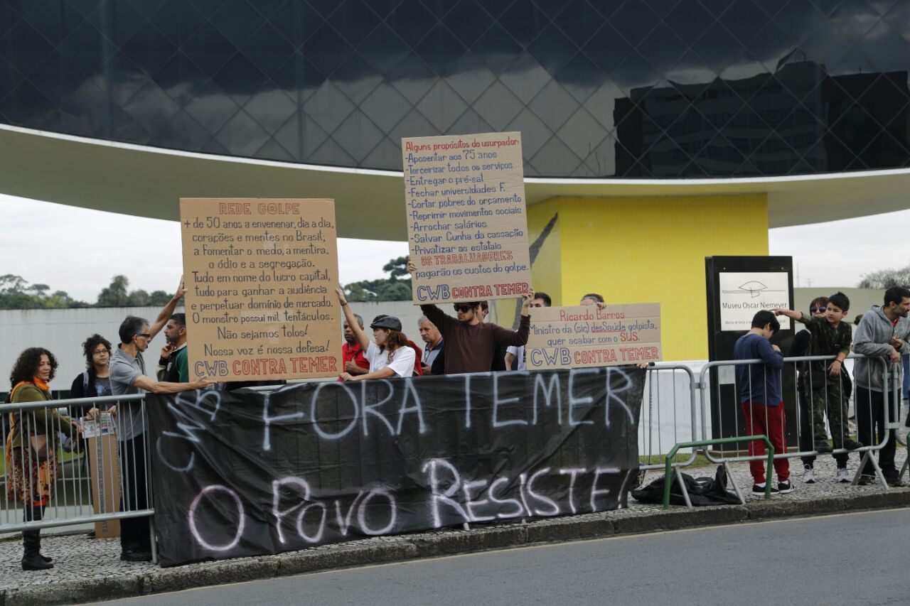 Manifestantes contra o presidente interino Michel Temer e o ministro da Saúde Ricardo Barros ocupam a frente do Museu Oscar Niemeyer. | Jonathan Campos/Gazeta do Povo