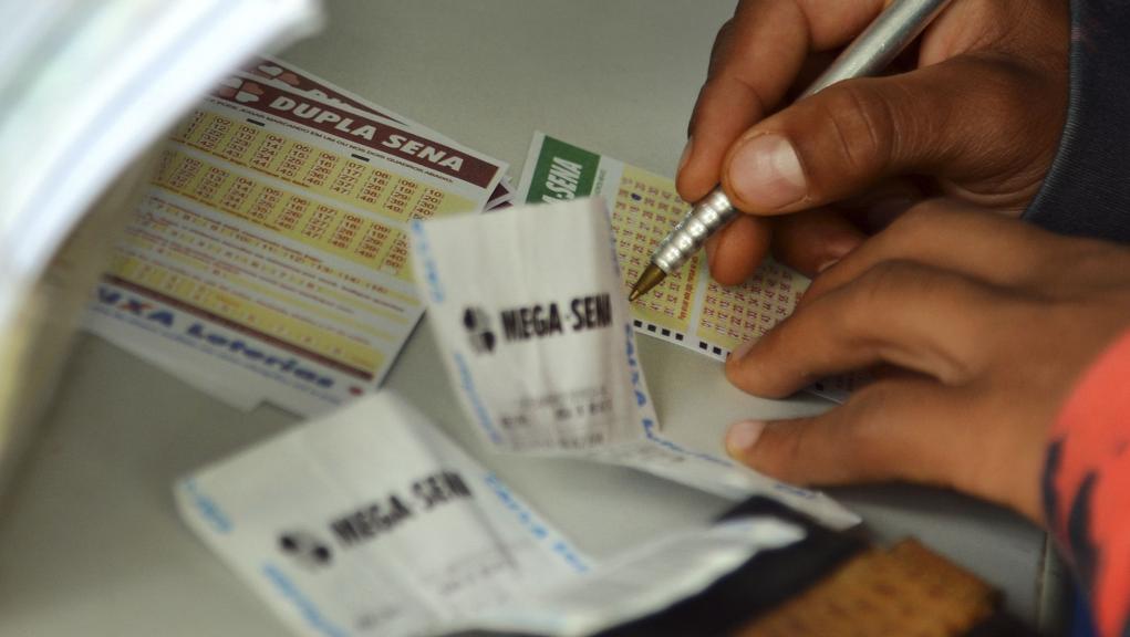 Chances de ganhar com uma aposta simples, de seis dezenas, são de uma em mais de 50 milhões | Wilson Dias/Agência Brasil