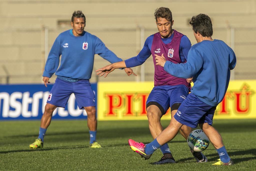 O volante Jean participa de treino do Paraná: jogador está recuperado de lesão e reforça o time em Criciúma. | Marcelo Andrade/Gazeta do Povo