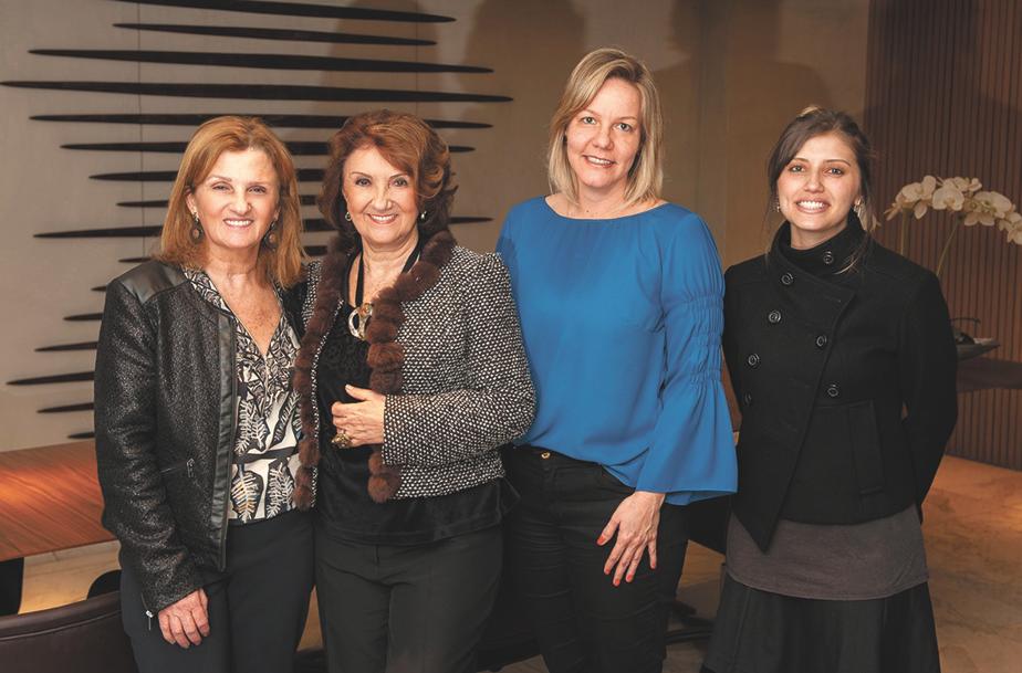 Simone Soifer (à esq.), diretora do Pátio Batel, sua mãe, a artista Guita Soifer, a superintendente do shopping, Giulia Quirino (de azul), e a artista paulistana Isis Gasparini durante a abertura da exposição “Experiência de Museu”, da galeria interARTividade, em parceria com o Museu de Arte Contemporânea do Paraná, quarta-feira, no concierge do shopping. | Ricardo L. Oliveira