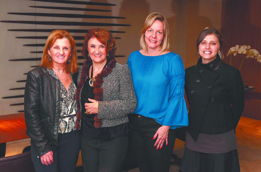 Simone Soifer (à esq.), diretora do Pátio Batel, sua mãe, a artista Guita Soifer, a superintendente do shopping, Giulia Quirino (de azul), e a artista paulistana Isis Gasparini durante a abertura da exposição “Experiência de Museu”, da galeria interARTividade, em parceria com o Museu de Arte Contemporânea do Paraná, quarta-feira, no concierge do shopping.