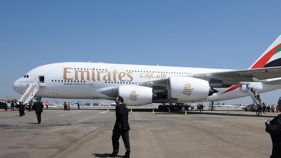 Emirates Airlines: companhia presente em mais de 80 países oferece acomodação corporativa e salário tax free. | Robyn BECK/AFP