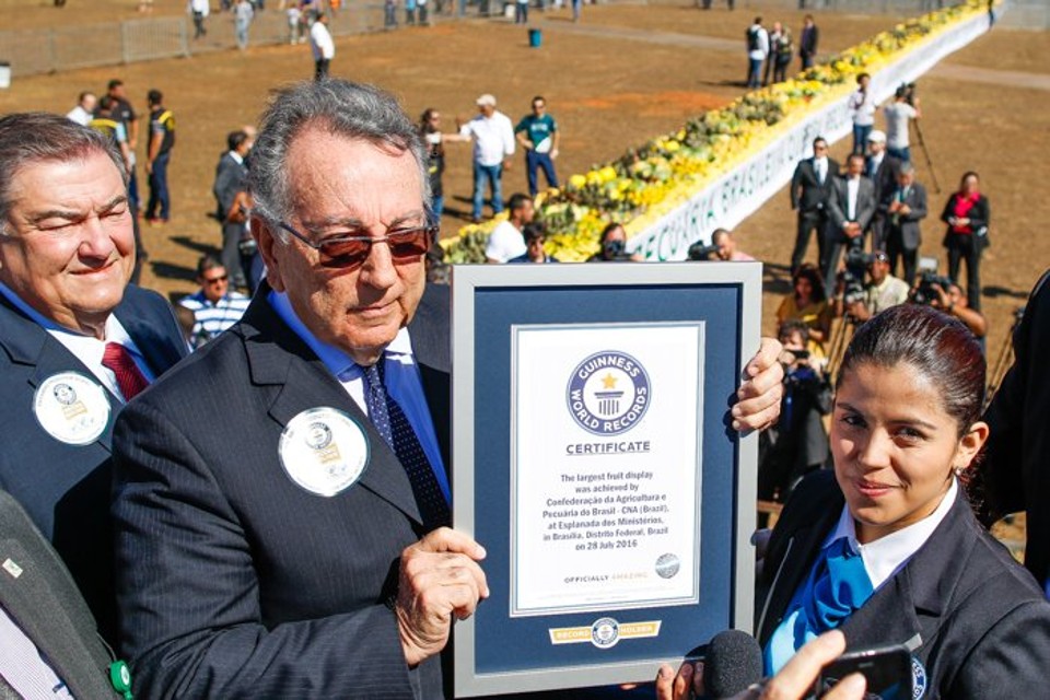 Presidente da CNA, João Matins, recebe certificado do Guinness Book de maior monstruário de frutas do mundo | CNA/Reprodução Internet