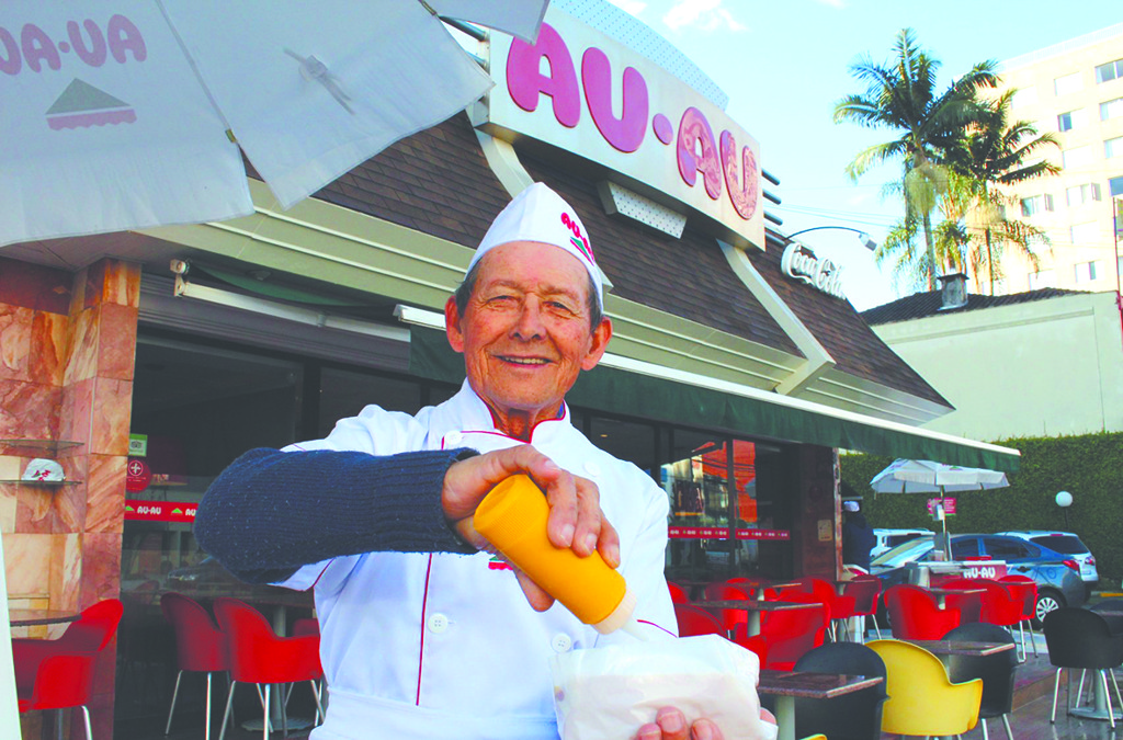 SAIDEIRA – Eduardo Souka, o Seu Dudu, ganhou festa de despedida ontem da direção e colegas da lanchonete Au-Au da Carlos de Carvalho, da qual é o funcionário mais antigo. Aos 73 anos, ele se aposentou depois de 42 anos de casa, atendendo gerações de clientes.