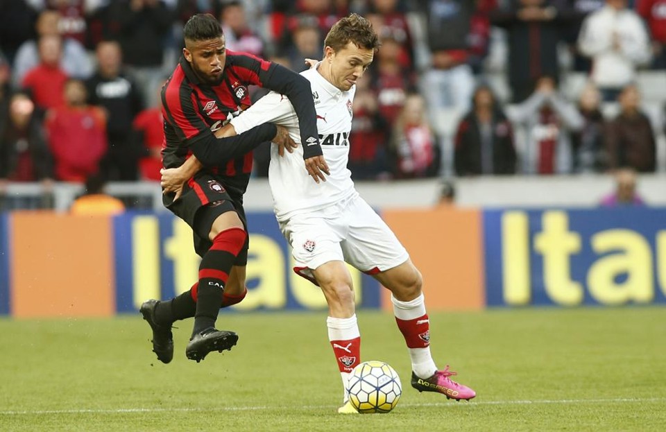Dagoberto em disputa com o lateral atleticano Léo. | Hugo Harada/Gazeta do Povo