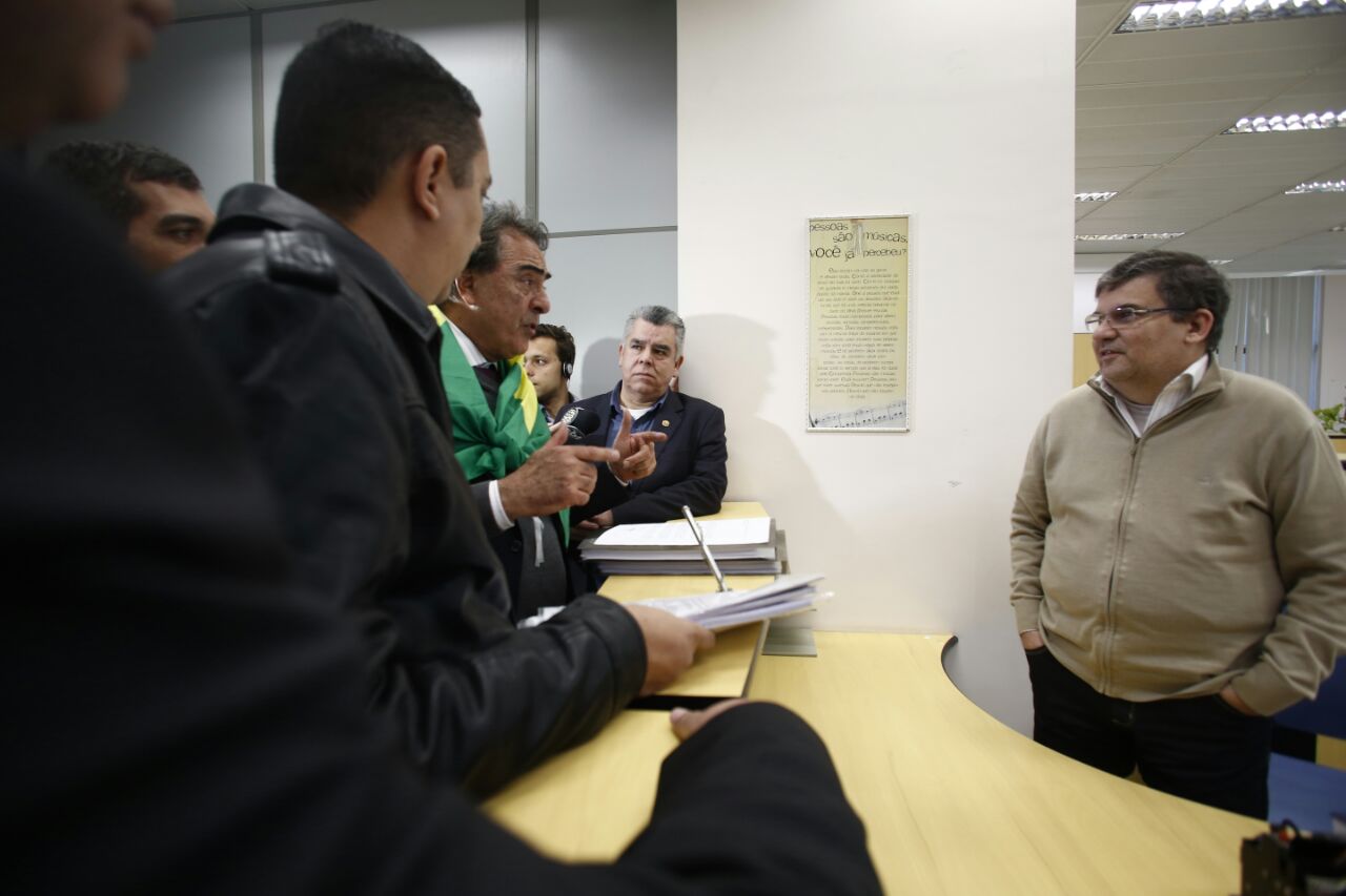 Categoria protocolou dossiê contra o Uber na Justiça Federal. Documento também seria entregue no MPF e na PF. | Marcelo Andrade/Gazeta do Povo