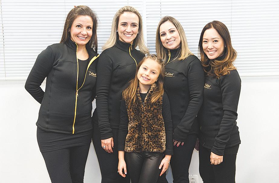 As sócias da Believe Studio de Dança, Juliana Oliveira Franco, Amanda Ravedutti, Juliana Gavazzoni e Karina Kawano (a partir da esq.) com a cantora mirim Rafa Gomes na apresentação do musical História de uma gata, no ParkShoppingBarigüi. | Diogo Alexandre