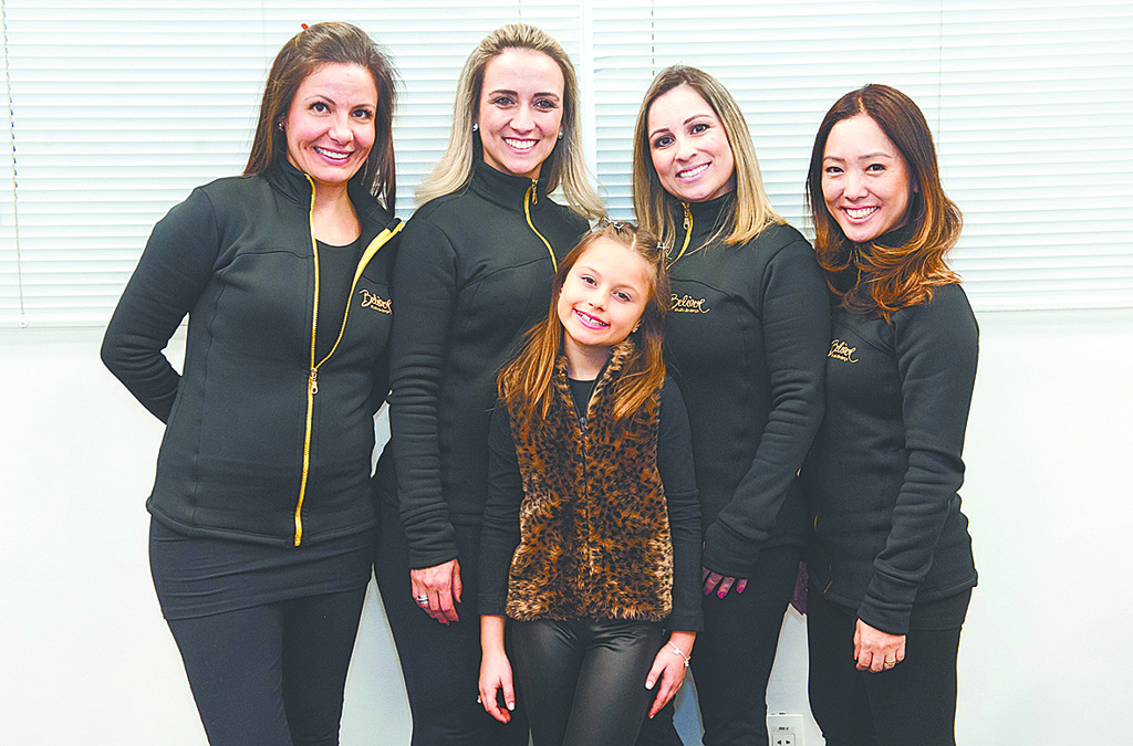 As sócias da Believe Studio de Dança, Juliana Oliveira Franco, Amanda Ravedutti, Juliana Gavazzoni e Karina Kawano (a partir da esq.) com a cantora mirim Rafa Gomes na apresentação do musical História de uma gata, no ParkShoppingBarigüi.