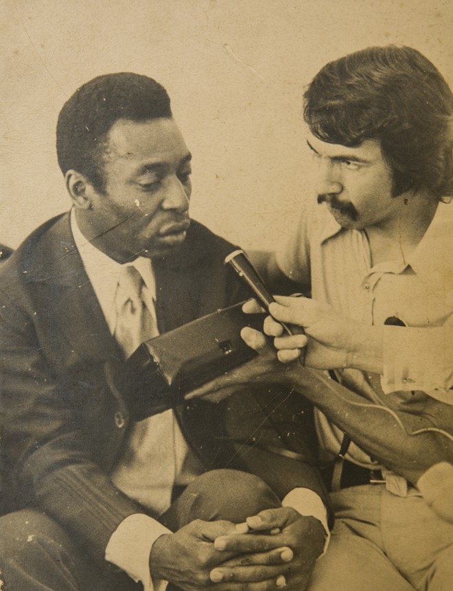 Militão entrevista Pelé nos anos 70. | Arquivo pessoal