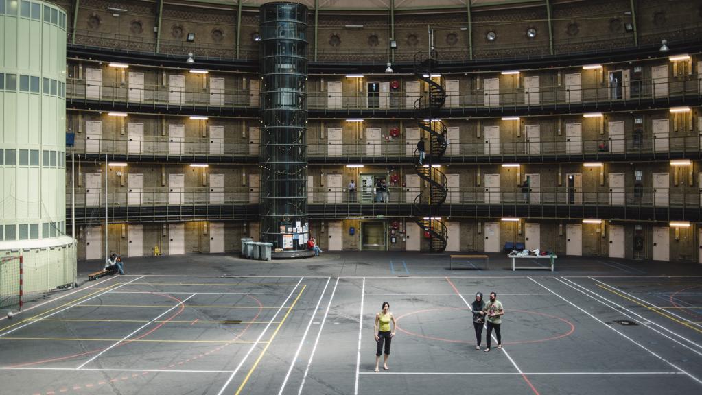 O casal Omar Nabhan e Chena Kabane (à direita), com Asma Shehabi: trio deixou a Síria para fugir da prisão, mas acabou abrigado em uma prisão desativada na Holanda | Dmitry Kostyukov/NYT