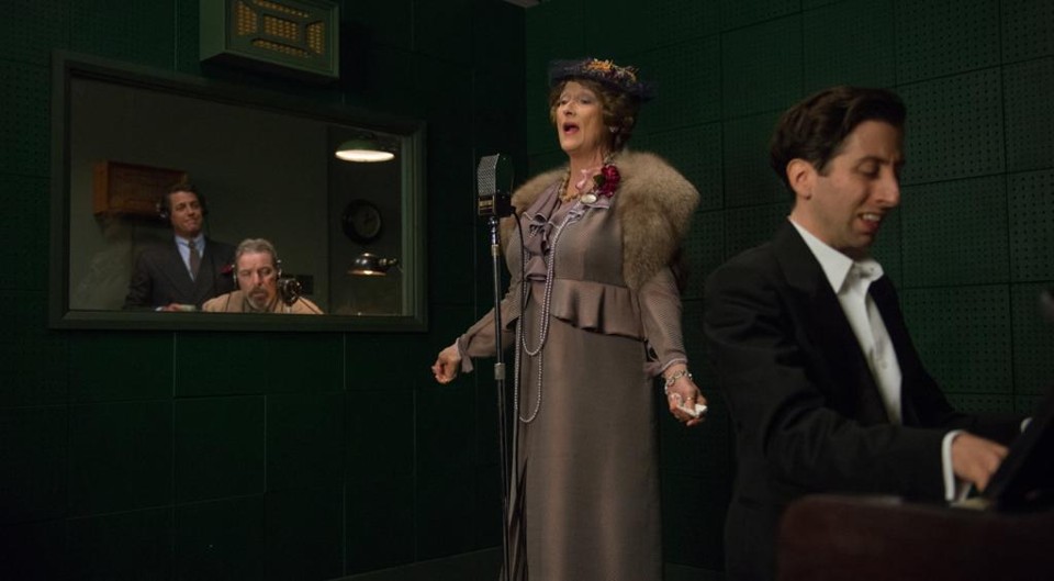 Marido, interpretado por Hugh Grant, pagava plateias para aplaudir Florence Foster Jenkins (Meryl Streep). | /Divulgação