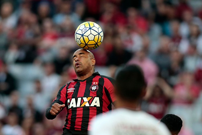 De cabeça, Thiago Heleno afasta o perigo | 