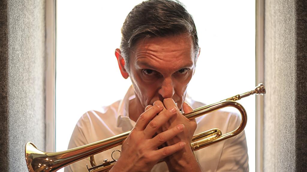 Miklos no papel de Chet Baker , um de seus trabalhos como ator, atualmente em cartaz. | Victor Iemini/Divulgação