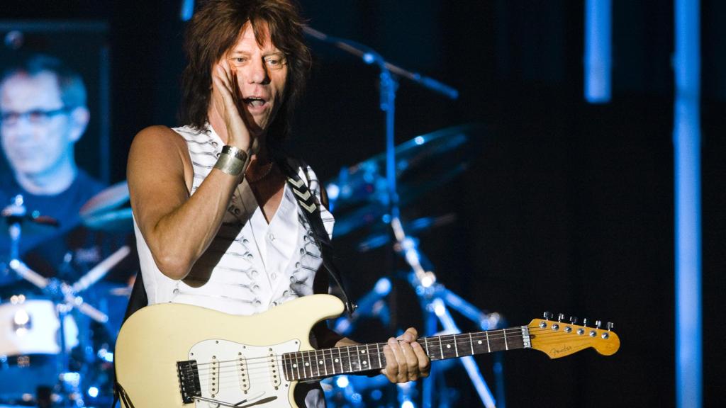 Jeff Beck: inovando aos 72 anos (na foto, com 65 anos) | VF/KR/VALENTIN FLAURAUD