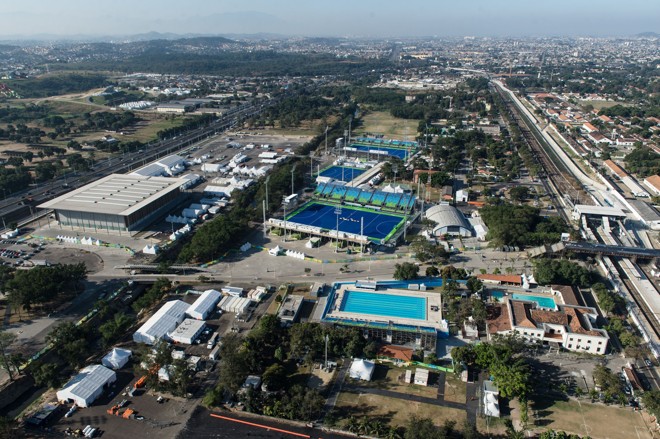 Centro Olímpico de Hóquei (as quadras azuis), com a Arena da Juventude à esquerda (que receberá os jogos de basquete) | YASUYOSHI CHIBA/AFP