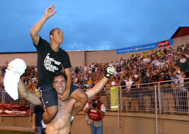 Carrega o lateral Adriano durante festa do título na Arena, em 2004. | RODOLFO BUHRER/Gazeta do Povo