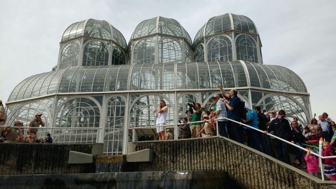 Nadadora Alessandra Marchioro recebeu a tocha no Jardim Botânico. | Jonatham Campos/Gazeta do Povo