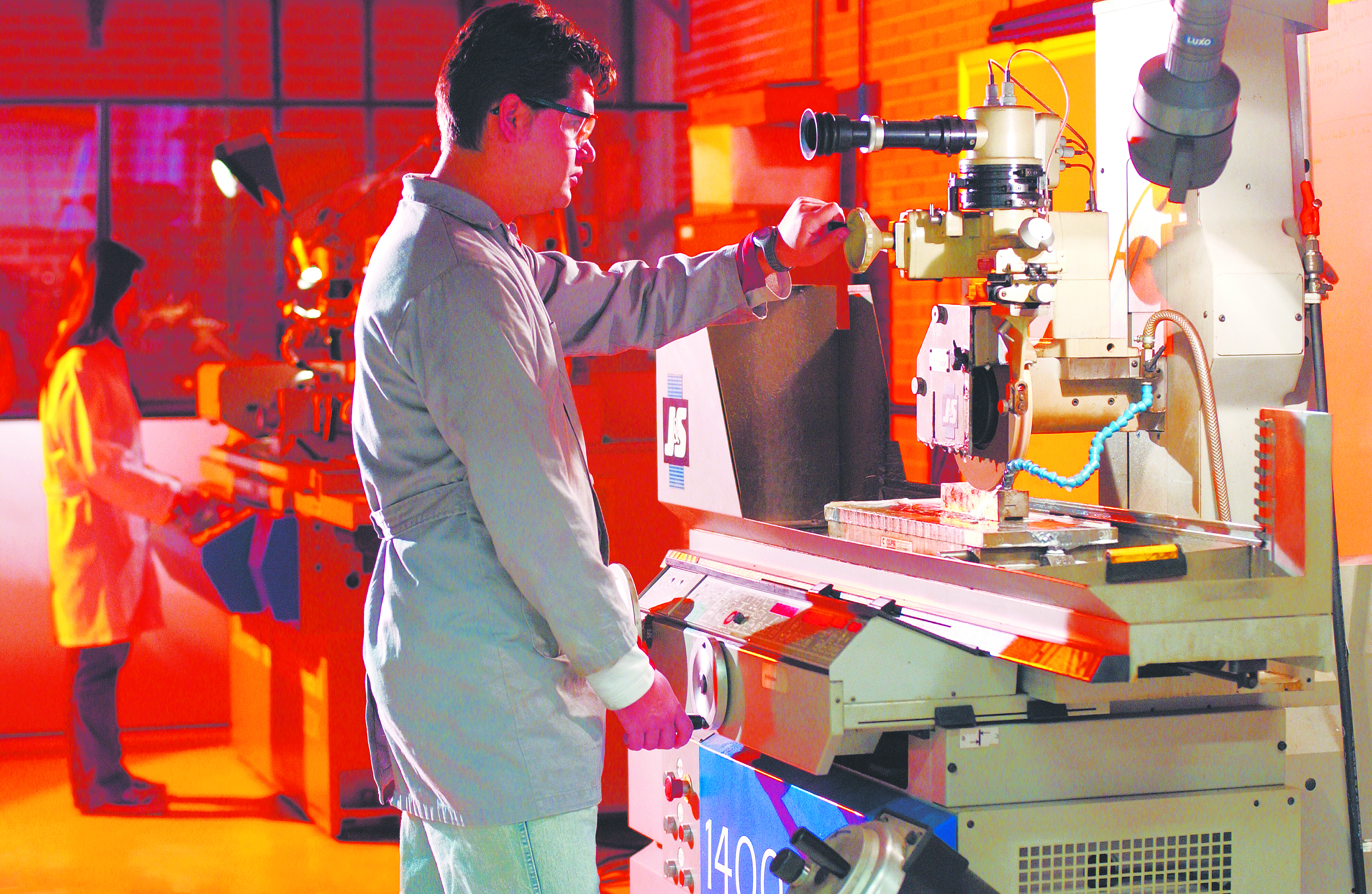 Estudantes manuseiam peças no Laboratório de Engenharia da PUCPR: diversos espaços para proporcionar aproximação com a realidade do mercado. | João Borges/Divulgação