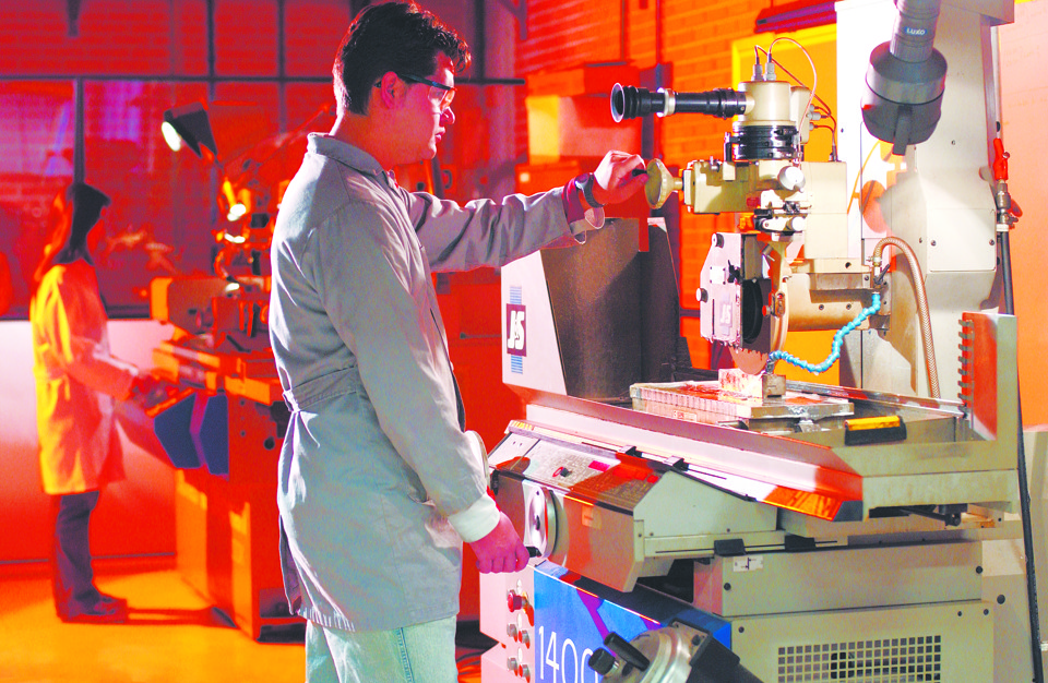 Estudantes manuseiam peças no Laboratório de Engenharia da PUCPR: diversos espaços para proporcionar aproximação com a realidade do mercado. | João Borges/Divulgação