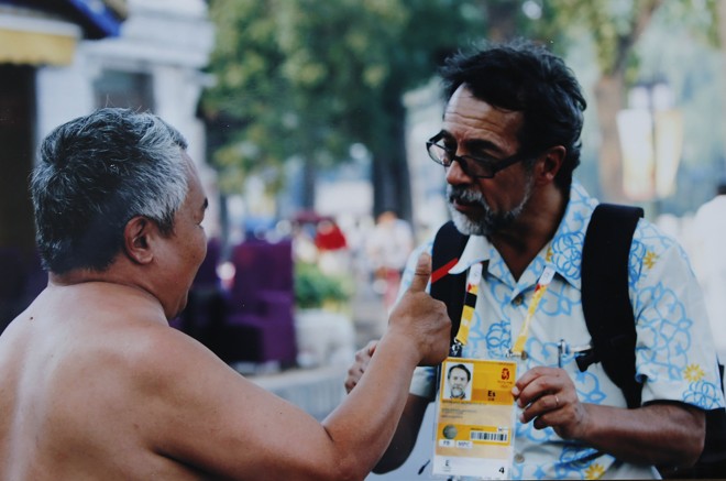 Conversando com um morador de Pequim na Olimpíada de 2008. | Arquivo pessoal