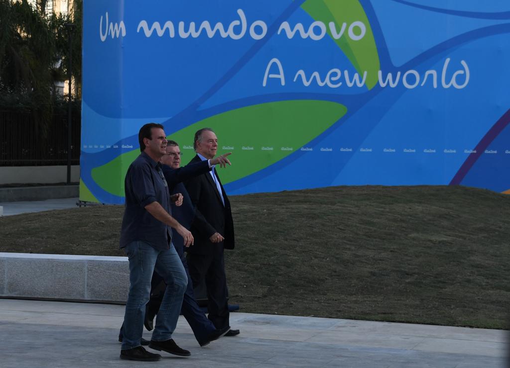 Eduardo Paes, Thomas Bach e Carlos Artur Nuzman em visita ao local em que ficará a pira olímpica no Rio de Janeiro. | Vanderlei Almeida/AFP